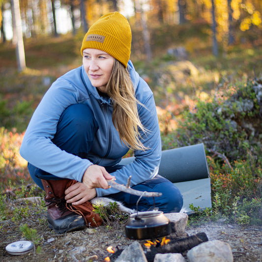 Outdoors med Lemmelmössa Kokkaffe i färgen senapsgul.