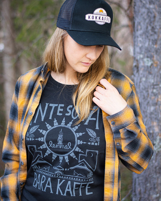 Kokkaffe kepsen från Lemmelkaffe i färgen svart.