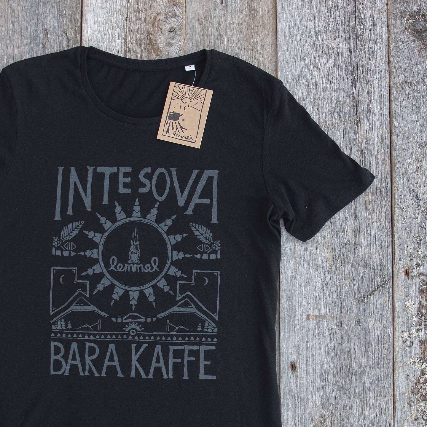 Lemmelkaffes t-shirt Inte sova bara kaffe svart.