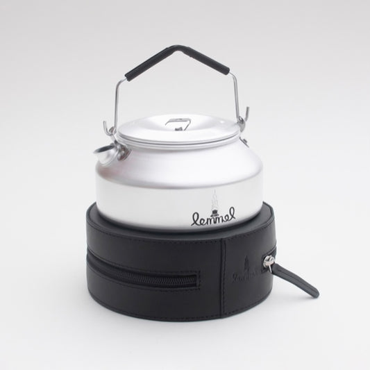 Lemmelkaffe Kaffepanna Svärtan i svart läderfodral