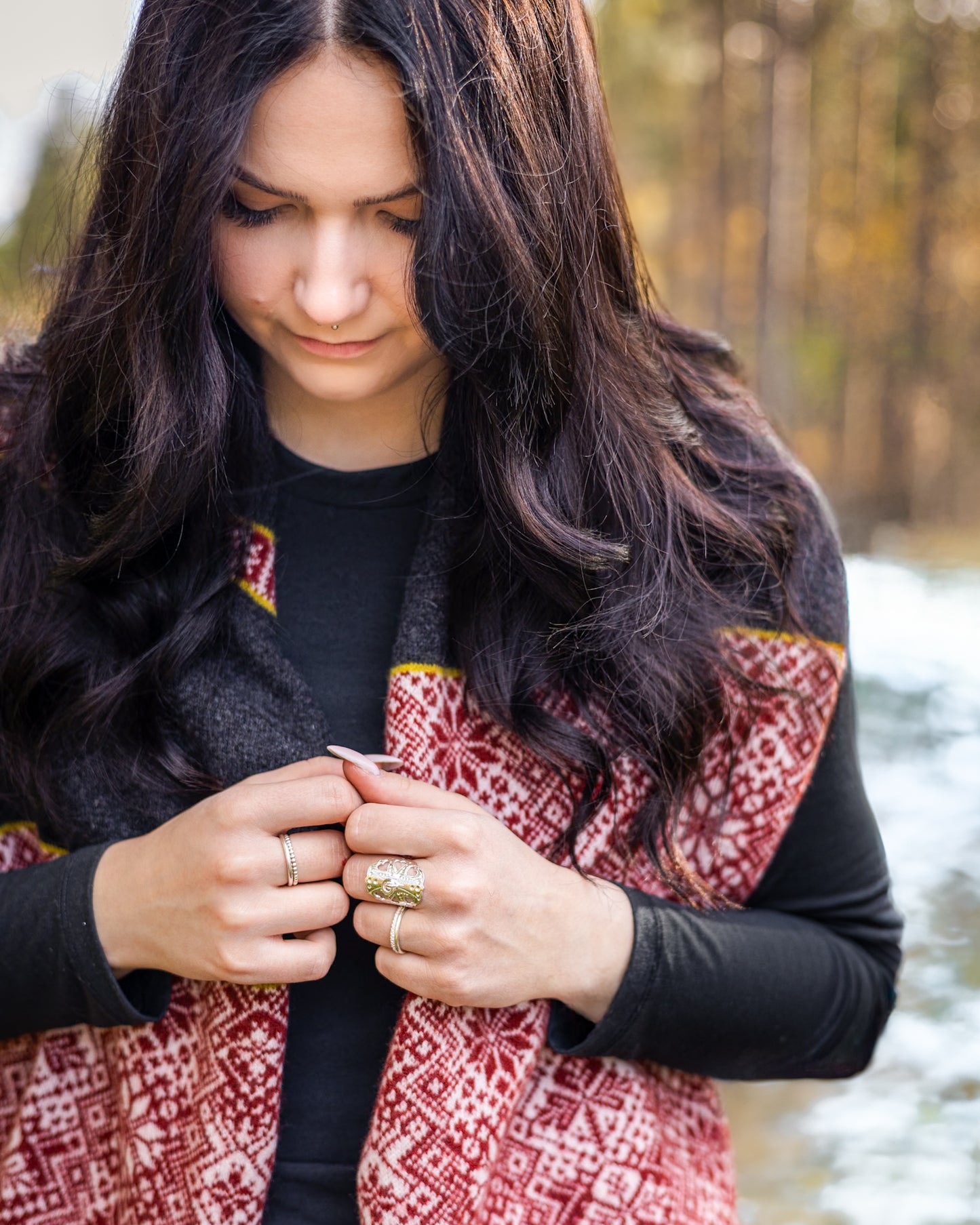 Stickad ullhalsduk Elmina Fors Knitwear röd/vit/grafitgrå