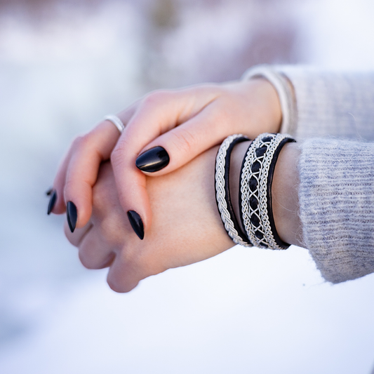 Tennarmband klassisk smal svart