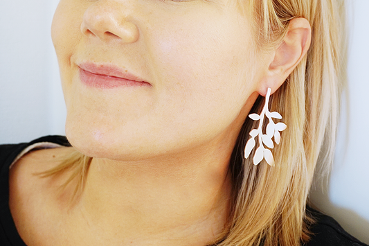 Camilla Mustikka Blåbär örhänge kvist stift