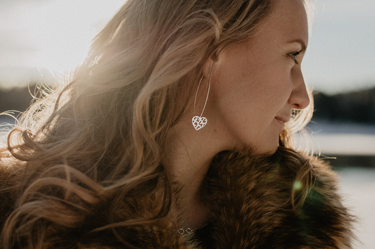 Camilla Mustikka Taggig hjärta långa örhängen
