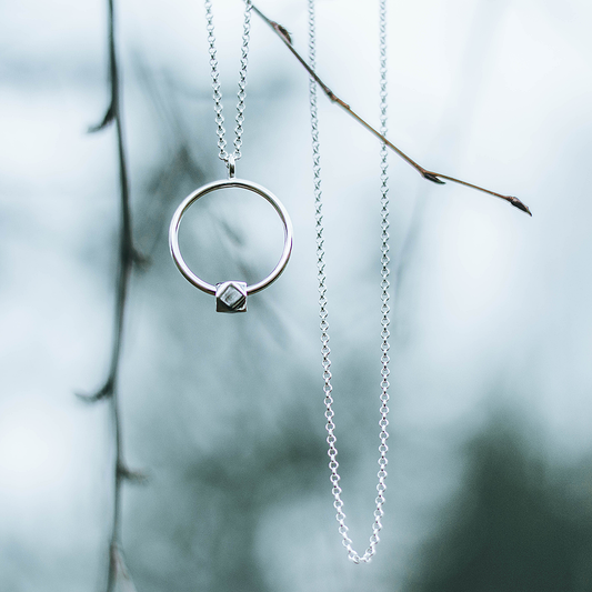 Camilla Mustikka Granat Långt halsband