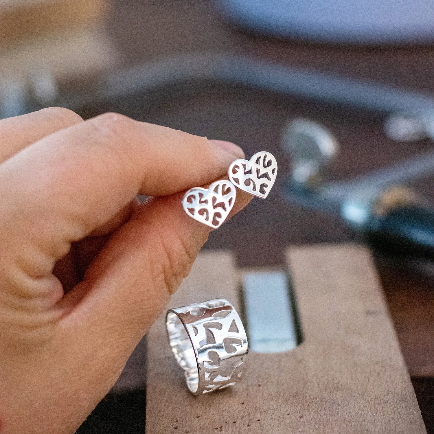 Silverörhängen små hjärtan Camilla Mustikka smyckeskollektion Taggig