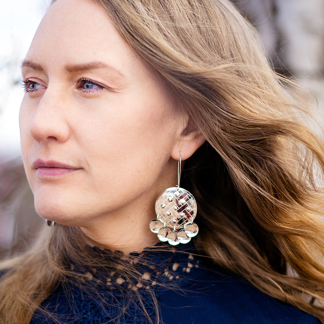 Samisk design örhängen från Erica Huuva fin handgravyr.
