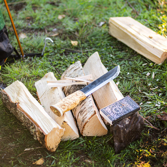 Huggare för friluftslivet smidig och robust med långt kolstålsblad