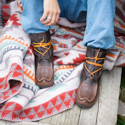 Bild på Keros näbbsko Blötnäbben i färgen antik med alternativa skosnören.