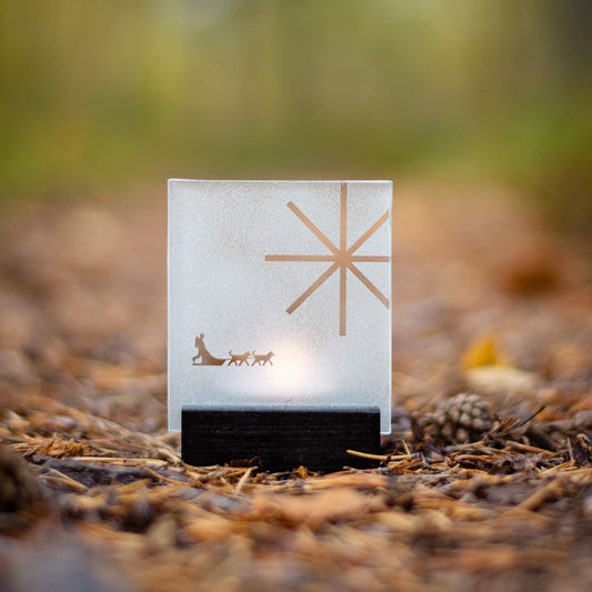 Ljushållare från Lena Gustavsson i Kiruna LG Form med motiv av slädhundar och hundspann