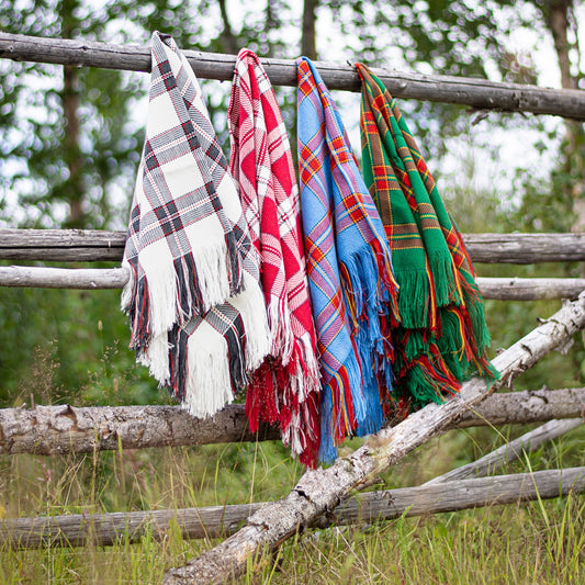 Samiska ullsjalar i fantastiska färger design Home in Sápmi.