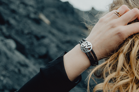 Camilla Mustikka Blåbär läderarmband svart