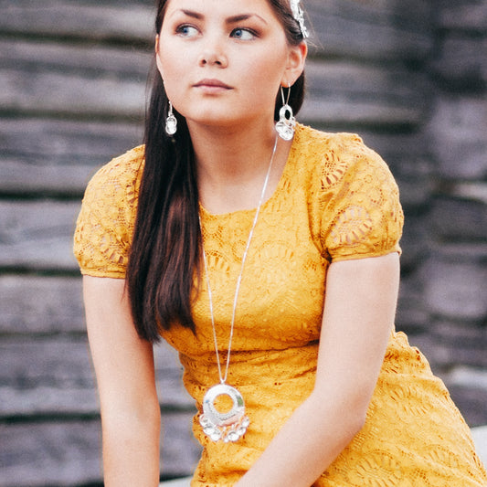 Erica Huuva silverhalsband vid namn Tradition som är Árbevierru på samiska