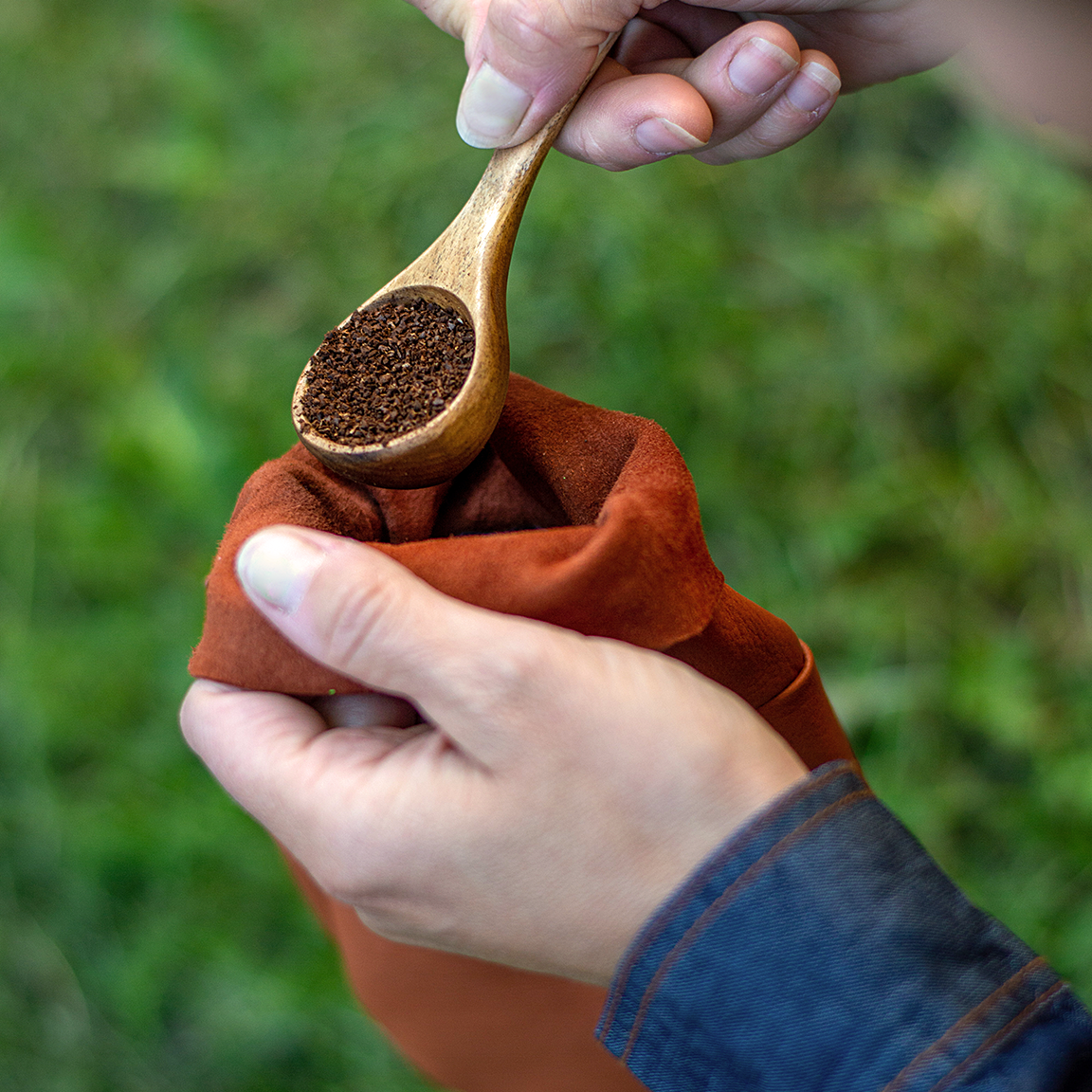 Kaffemått i trä handgjort med kokkaffe och kaffepåse i renskinn
